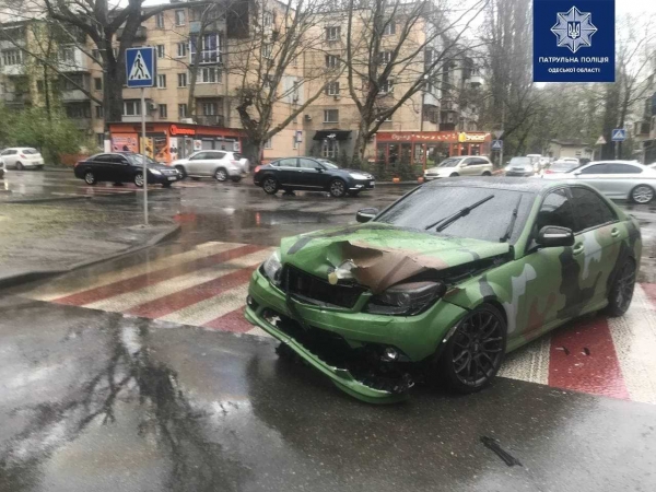 На Сегедской Volkswagen попал в ДТП, выехал на тротуар, сбил пешехода и врезался в дерево. Фото