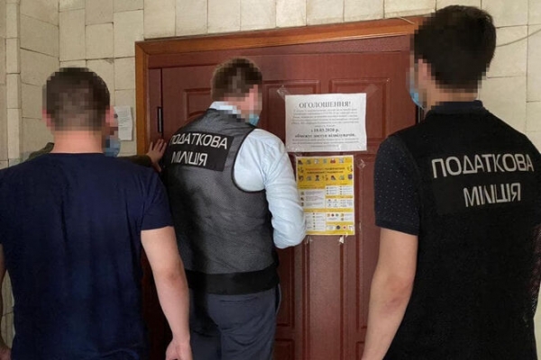 
Фискалы проводят новые обыски в Киеве: дело касается скандального моста на Троещину
