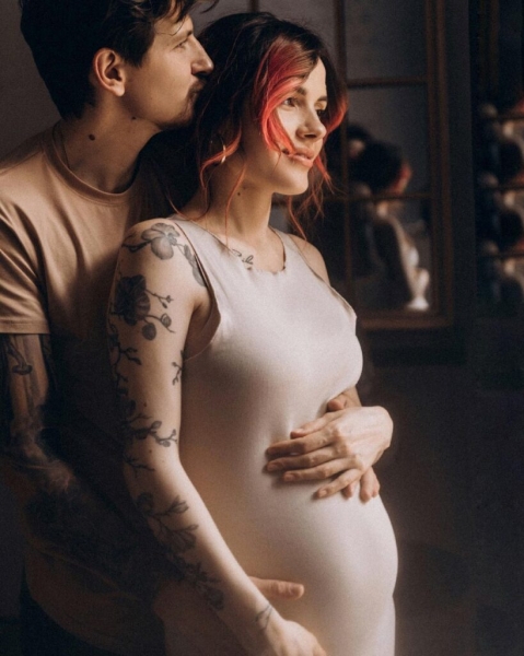 Известная украинская певица ждет ребенка от мужакомика