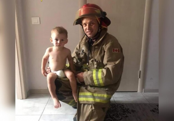 Хотела вывесить белье: под Одессой 2-летний малыш закрыл свою маму на балконе