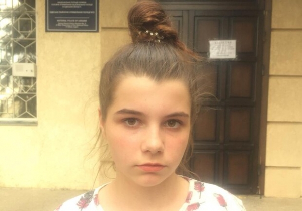 Со шрамами на руках: под Одессой пропала девушка