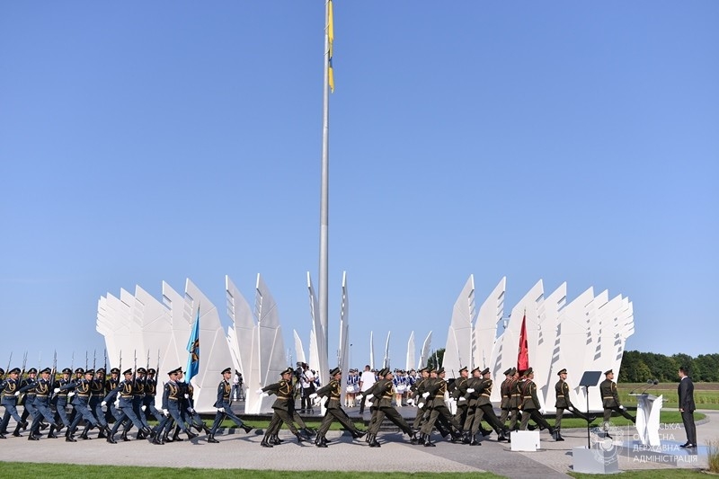 Зеленський у географічному центрі країни відкрив крилатий арткомплекс «Серце України»