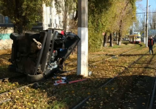 На Пересыпи авто врезалось в столб и перевернулось: есть пострадавшие