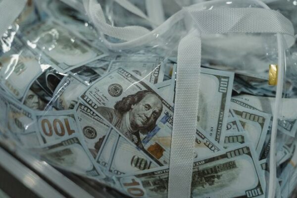 
В центре Одессы вооруженные грабители отобрали у мужчины сумку с $90 000 &ndash; СМИ
