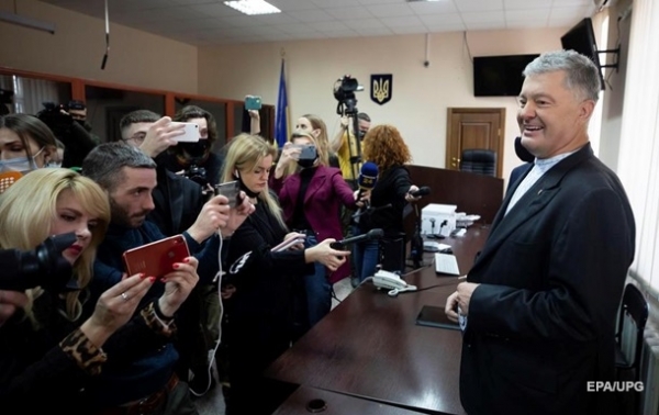 Суд отпустил Порошенко. Но без паспортовСюжет