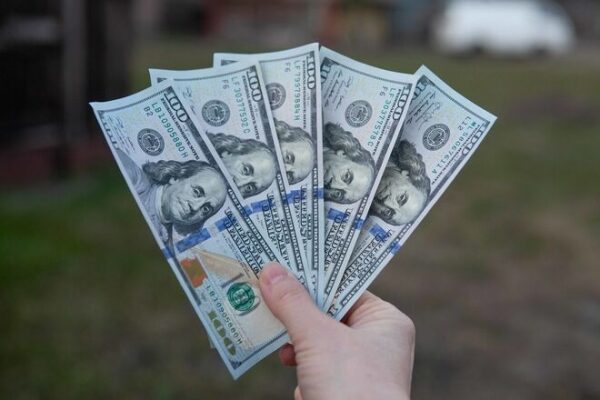 Украинцы в декабре установили рекорд по продаже валюты: сколько денег отнесли в обменники за год
Украинцы в декабре установили рекорд по продаже валюты: сколько денег отнесли в обменники за год