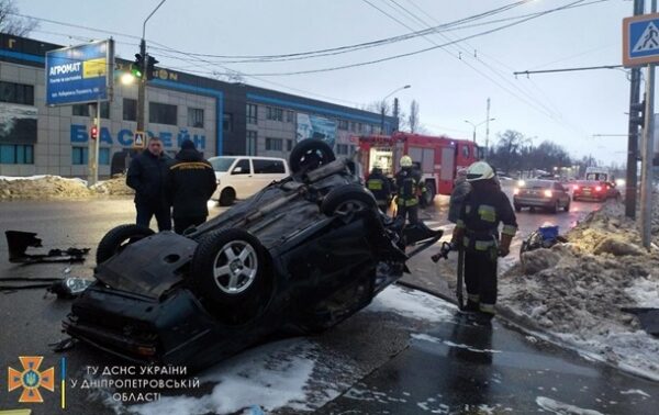 В Днепре в ДТП авто с женщиной и ребенком перевернулось на крышу В Днепре в ДТП авто с женщиной и ребенком перевернулось на крышу