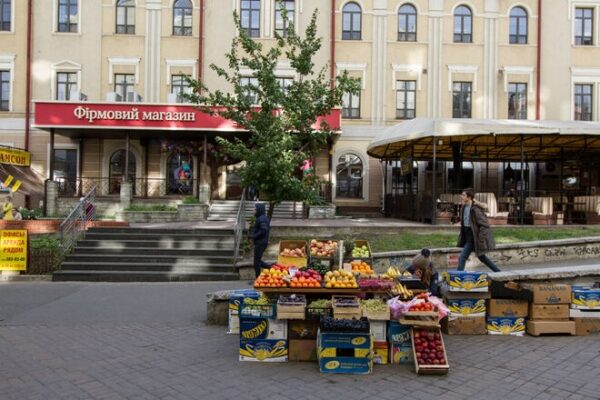 "Бабушки" на рынках продают овощей и фруктов на 35 млрд грн в год, – эксперт
"Бабушки" на рынках продают овощей и фруктов на 35 млрд грн в год, – эксперт