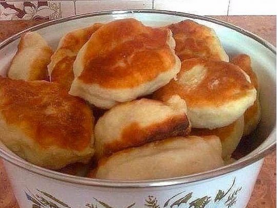Тісто за&nbsp;5 хвилин і&nbsp;довго не&nbsp;черствіють: рецепт м'яких та&nbsp;смачних пиріжків