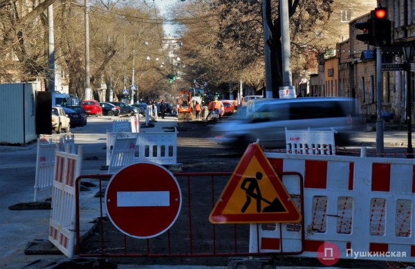 Затянувшиеся раскопки на Осипова: улицу уже асфальтирует, совсем скоро она «поедет». Фото