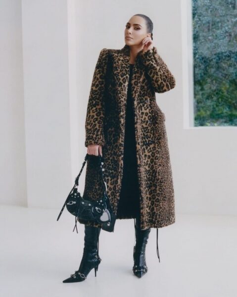 Ким Кардашьян позировала в облегающем наряде Balenciaga