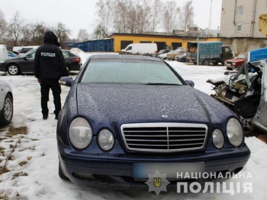 На Сумщині поліцейські відкрили вогонь по «Мерседесу», який намагався наїхати на патрульного