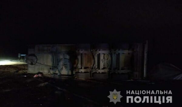 Под Одессой фура раздавила авто: погибли три человека Под Одессой фура раздавила авто: погибли три человека