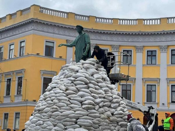 В Одесі пам’ятник Дюку обклали мішками з піском — щоб захистити від окупантів. Фото В Одесі пам’ятник Дюку обклали мішками з піском — щоб захистити від окупантів. Фото