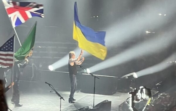 Пол Маккартни на концерте поддержал Украину Пол Маккартни на концерте поддержал Украину