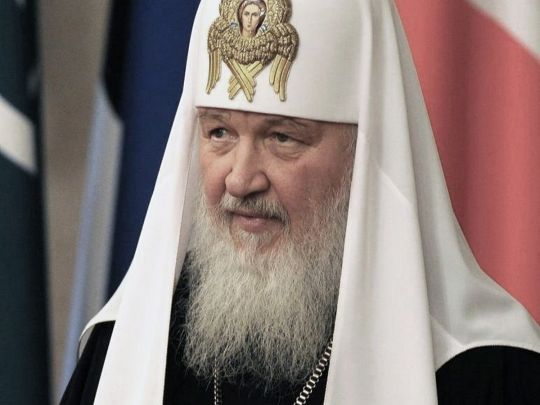 Карма: російський патріарх кирил мало не вбився, послизнувшись на «святій воді» у церкві (відео)