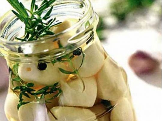 Часник, маринований в меду — неймовірно ароматна закуска