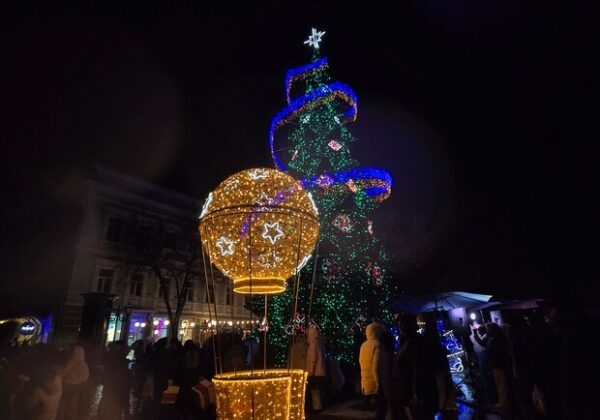 В Одессе открыли главную елку города: фотоотчет