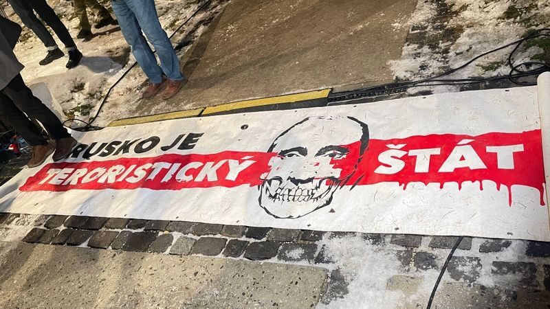 Ми&nbsp;не&nbsp;російська ганчірка: тисячі людей вийшли на&nbsp;протести у&nbsp;Словаччині