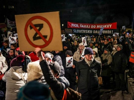 Ми&nbsp;не&nbsp;російська ганчірка: тисячі людей вийшли на&nbsp;протести у&nbsp;Словаччині