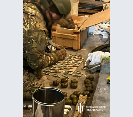 Гранатомети, автомати та десятки тисяч набоїв: у непримітному гаражі на околиці Києва знайшли величезний арсенал (фото, відео)