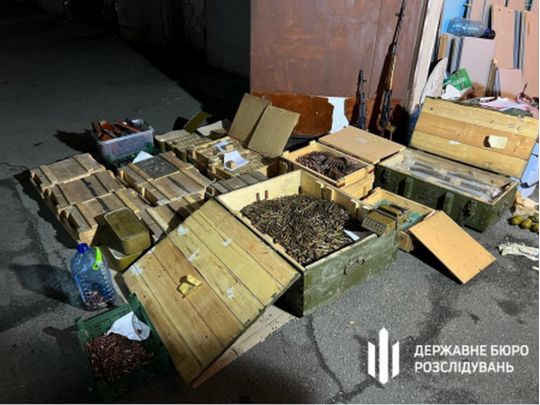 Гранатомети, автомати та десятки тисяч набоїв: у непримітному гаражі на околиці Києва знайшли величезний арсенал (фото, відео)