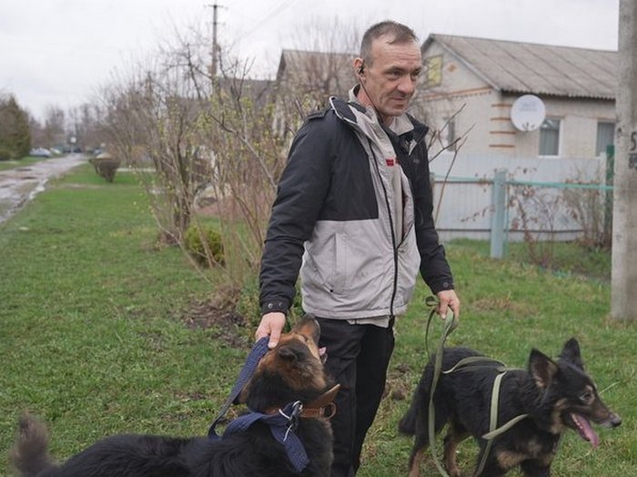 «Я йшов повз спалені машини і думав про те, що треба вижити»: житель Сумщини здолав важкий шлях, щоби вивезти зі зруйнованого села своїх собак
