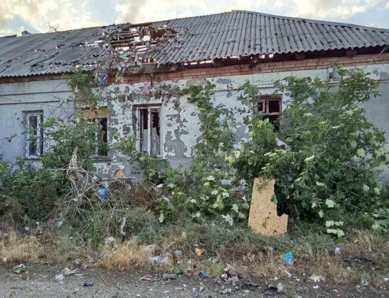 Приватні будинки пошкоджено у Харкові внаслідок ракетного удару, а у Києві уламки дрону впали на школу (відео)