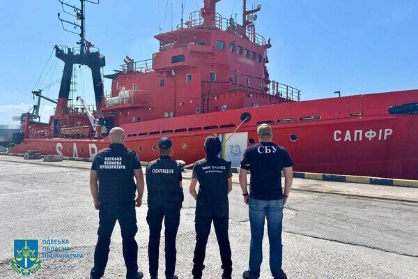 Захват судна "Сапфир" в Одесской области: командиров российских кораблей подозревают в военных преступлениях Захват судна "Сапфир" в Одесской области: командиров российских кораблей подозревают в военных преступлениях