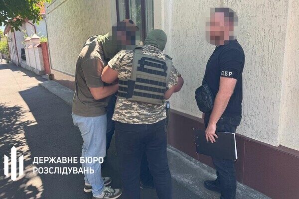 Семь тысяч долларов за избежание службы: в Одесской области разоблачили правоохранителей и чиновника ТЦК Семь тысяч долларов за избежание службы: в Одесской области разоблачили правоохранителей и чиновника ТЦК