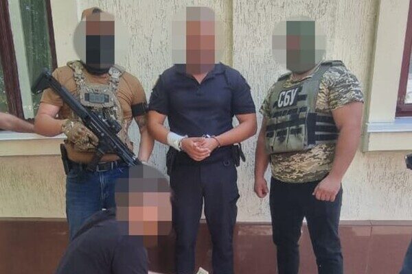 Семь тысяч долларов за избежание службы: в Одесской области разоблачили правоохранителей и чиновника ТЦК Семь тысяч долларов за избежание службы: в Одесской области разоблачили правоохранителей и чиновника ТЦК