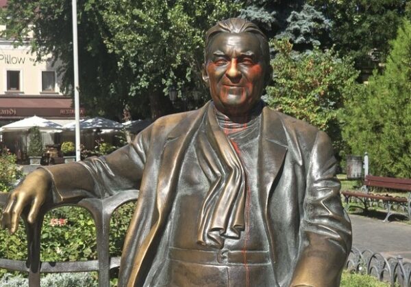 В Одессе запятнали краской памятник Утесову: фотоотчет