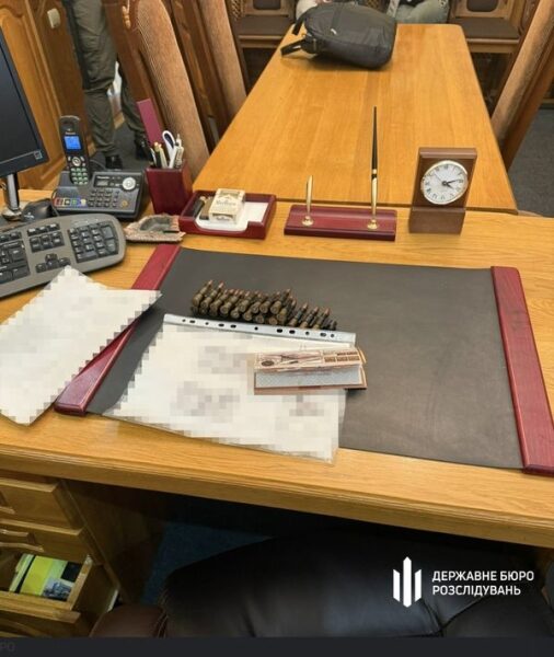 Керівництво виправної колонії на&nbsp;Харківщині перетворило в'язнів на&nbsp;рабів: ДБР провело серію затримань (фото, відео)