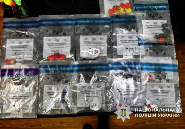 В Одесском районе задержали двух молодых людей, которые распространяли психотропы из-за "закладок" В Одесском районе задержали двух молодых людей, которые распространяли психотропы из-за "закладок"