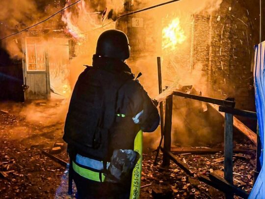 Пожежі, руйнування й&nbsp;жертви: понад сотню дронів та&nbsp;&laquo;Іскандерів&raquo; били по&nbsp;житлових районах України (фото, відео)