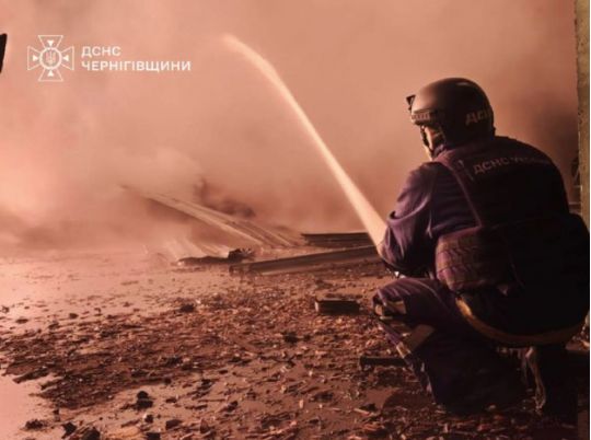 РФ&nbsp;вдарила десятками дронів: горять будинки і&nbsp;підприємства, рух поїздів змінено, є&nbsp;жертви (фото)