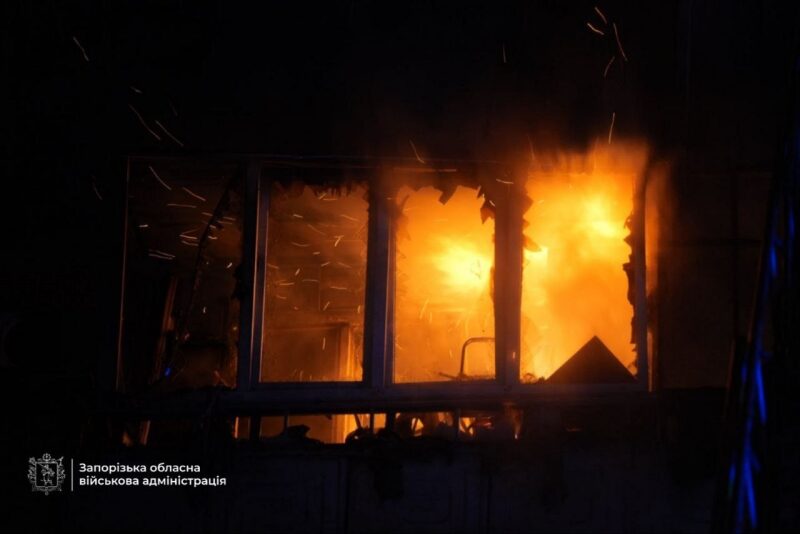 У&nbsp;Запоріжжі ворожий дрон спалив багатоповерхівку: є&nbsp;постраждалі (фото, відео)
