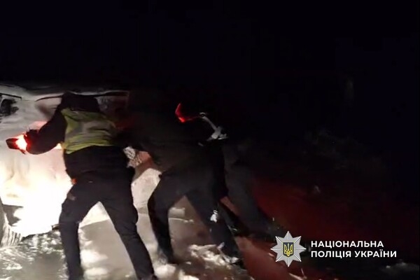 В Одесской области водители попали в снежную ловушку: на помощь пришли полиция и ГСЧС В Одесской области водители попали в снежную ловушку: на помощь пришли полиция и ГСЧС