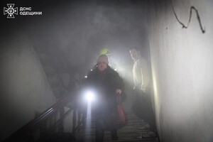 В центре Одессы горела квартира: пострадала женщина, среди спасенных ребенок В центре Одессы горела квартира: пострадала женщина, среди спасенных ребенок