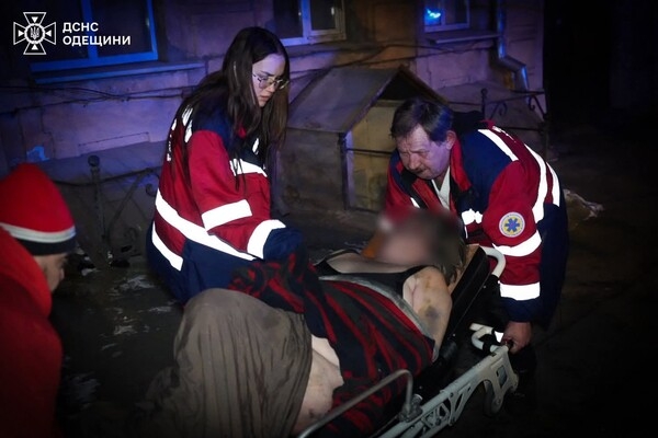 В центре Одессы горела квартира: пострадала женщина, среди спасенных ребенок В центре Одессы горела квартира: пострадала женщина, среди спасенных ребенок