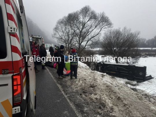 На&nbsp;Закарпатті перекинувся автобус із&nbsp;дітьми, які прямували на&nbsp;відпочинок: є&nbsp;постраждалі