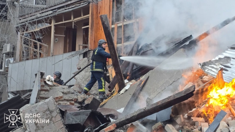 Російські окупанти вдарили двома ракетами по&nbsp;багатоповерхівці в&nbsp;Харкові: показали жахливі кадри (фото, відео)