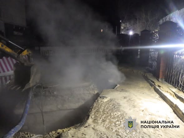 У&nbsp;Києві рятують 16-річну дівчину, яка впала в&nbsp;яму з&nbsp;окропом з&nbsp;вини комунальників (фото)