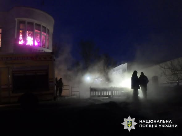 У&nbsp;Києві рятують 16-річну дівчину, яка впала в&nbsp;яму з&nbsp;окропом з&nbsp;вини комунальників (фото)