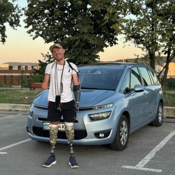 &laquo;Я&nbsp;відчув такий адреналін! Це&nbsp;було круто! Раджу всім спробувати&raquo;: як&nbsp;ветеран з&nbsp;чотирма ампутаціями став на&nbsp;лижі