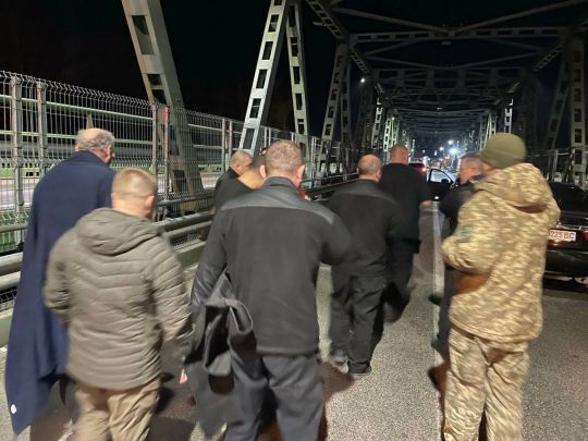 Сімох інкасаторів &laquo;Ощадбанку&raquo;, затриманих в&nbsp;Угорщині, повернули в&nbsp;Україну