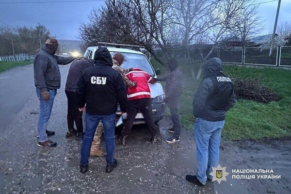 "Маскарад" за рулем скорой и дорогостоящее "путешествие": в Одесской области разоблачили двух дельцов