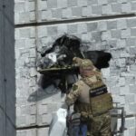 Попал, но не сдетонировал: Одессе БпЛА застрял в стене многоэтажки