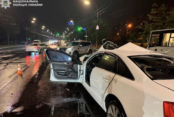 Моторошна аварія в Києві: легковик вилетів на зустрічну смугу та врізалася у вантажівку